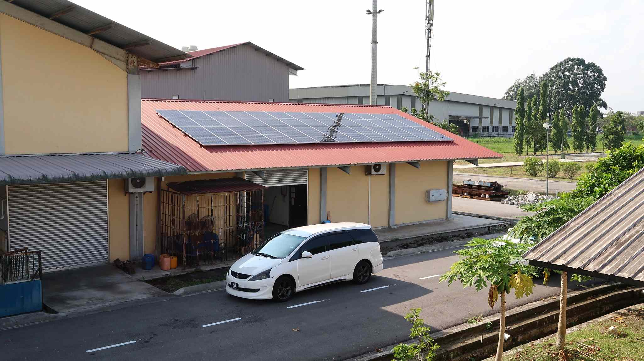 Keluarga menggunakan tenaga solar rumah pada waktu siang  