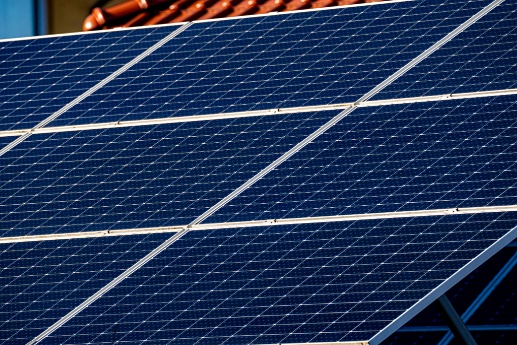 Panel solar dipasang pada bumbung kediaman untuk solar rumah di Malaysia 