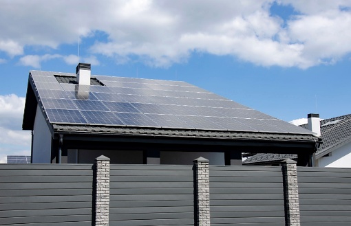 Pemasangan atap solar pada bumbung rumah kediaman