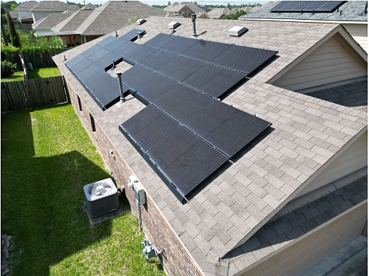 Residential homes with different roof sizes and rooftop solar panels 