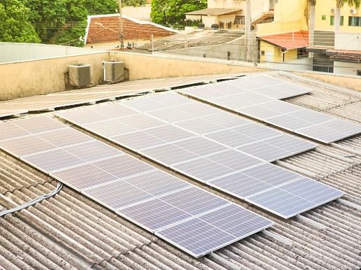 Sistem atap solar untuk menjana elektrik di rumah Malaysia 
